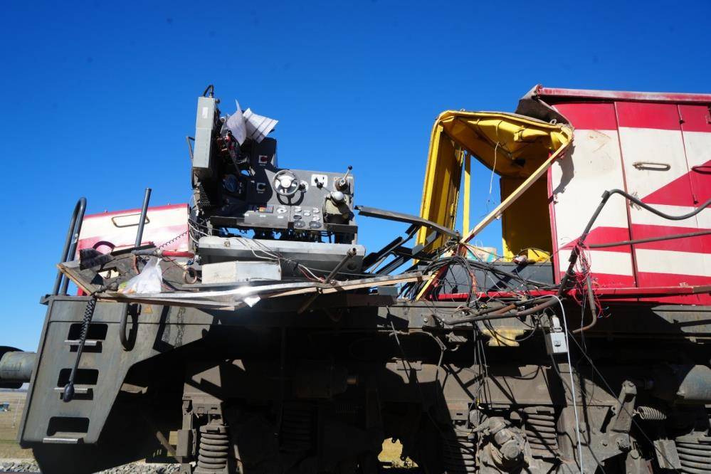 Yolcu treni beton mikserine çarptı! Makinist öldü, 2 yaralı var 2